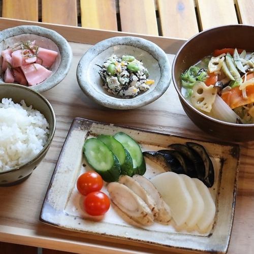 You can enjoy exquisite pickles pickled by the owner who is a certified pickled sommelier! A pork soup set meal with rice bran pickles and lots of toppings.