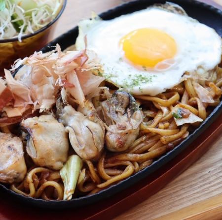 広島県産牡蠣と半熟目玉焼きの熱々鉄板焼きそば定食（ソースor塩バター）