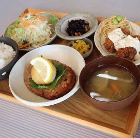 和風ハンバーグとカキフライ定食