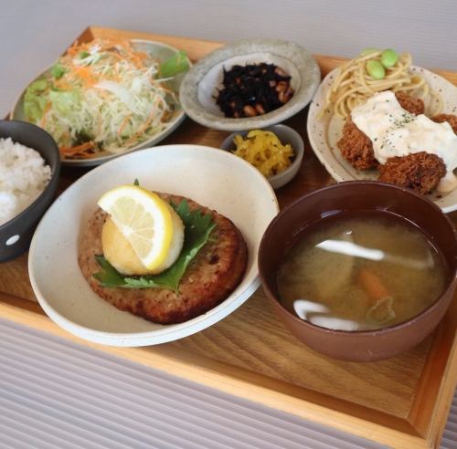 和風ハンバーグとカキフライ定食