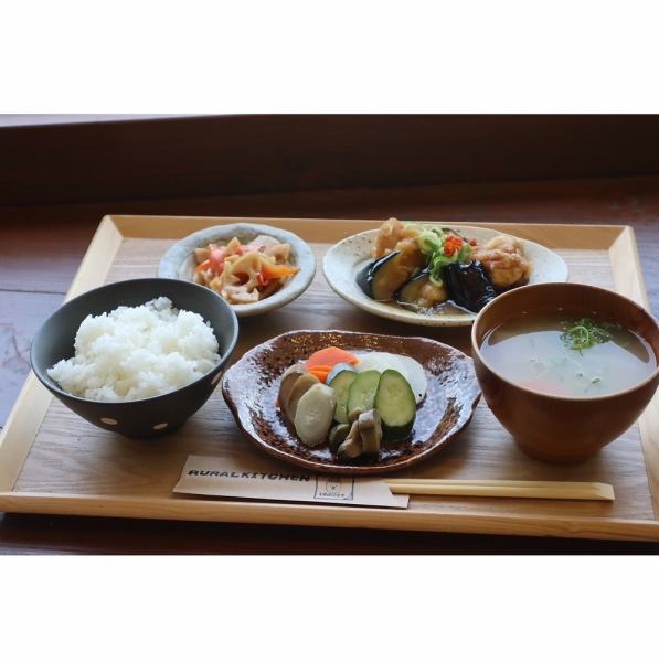 ぬか漬けソムリエの資格を持つ店主が漬けた絶品お漬物が味わえる！ぬか漬けと具だくさん豚汁定食