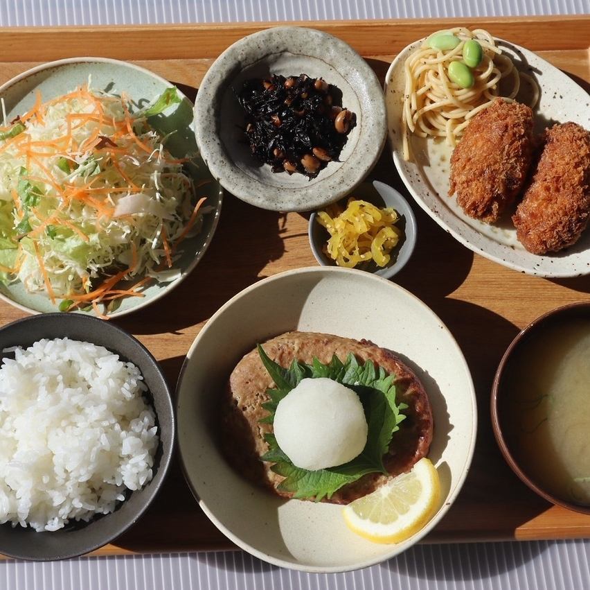 We offer a wide variety of Japanese and Western lunch menus.