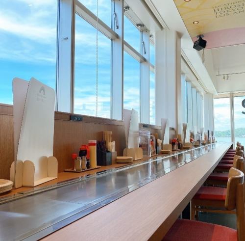 <p>How about eating okonomiyaki while gazing at the magnificent view of Miyajima from the counter seats?</p>