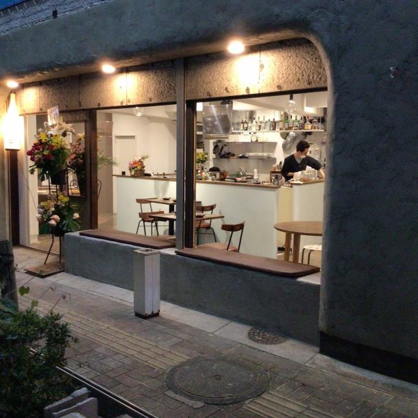 Located 3 minutes and 50 seconds from Tachikawa Station, across from Daikouen Tachikawa, a restaurant famous for its yakiniku.