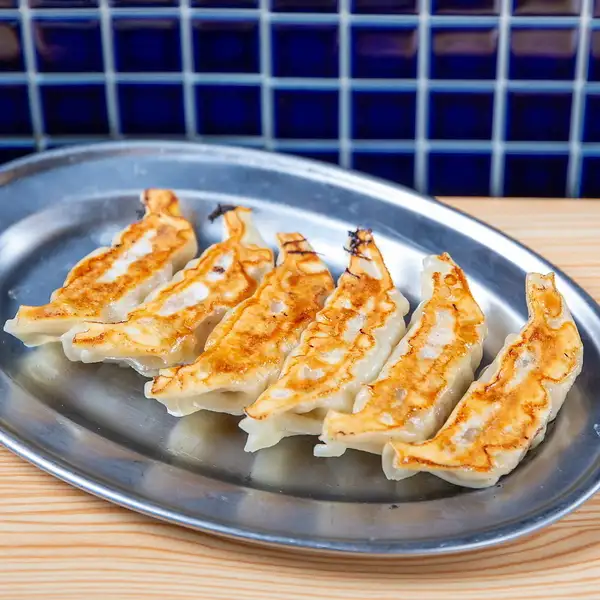 ●中から溢れる肉汁がジューシー!かっちゃん自慢の焼き餃子 200円~