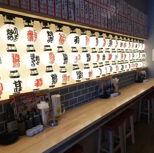 駅から徒歩1分の、超駅チカ!!サクッと飲みにも、宴会にも便利な立地となっています!外観は、ネオンの看板が目にひくようになっており、夜でもお店を見つけていただきやすくなっております!