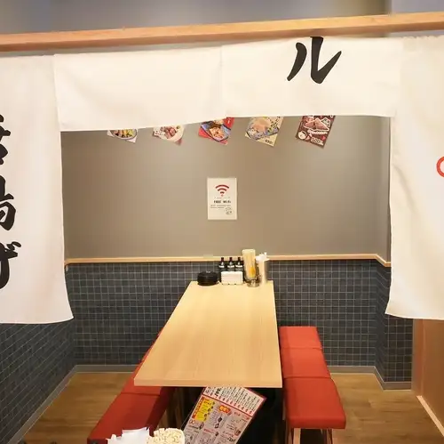 明るい木目調の店内。どこか懐かしさを感じる店内で自慢の餃子とお酒をお楽しみください。