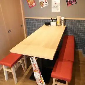 店内はどこか懐かしい風情が漂う店内となっており、昔ながらの魅力的なメニューが豊富にそろっております。下町酒場のような親しみやすい雰囲気とリーズナブルな価格で気軽にご利用いただける大衆酒場となっております!