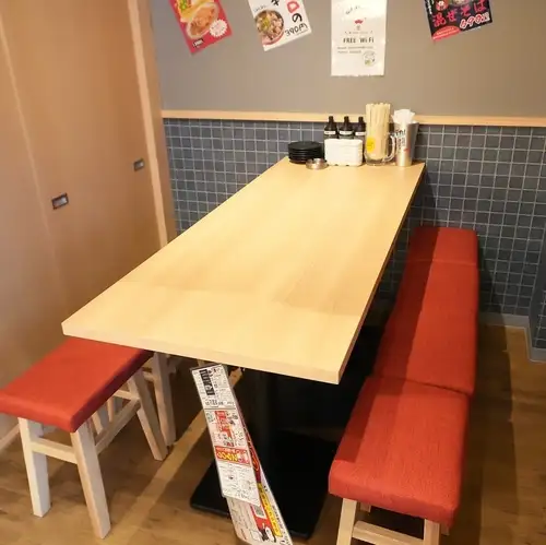 店内はどこか懐かしい風情が漂う店内となっており、昔ながらの魅力的なメニューが豊富にそろっております。下町酒場のような親しみやすい雰囲気とリーズナブルな価格で気軽にご利用いただける大衆酒場となっております!
