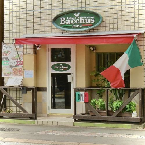 落ち着ける店内で絶品イタリアンやワインを♪