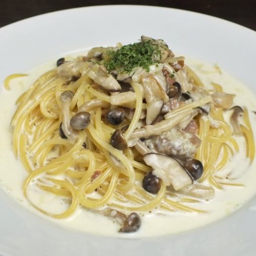 Carbonara style of mushrooms and bacon
