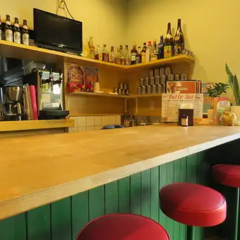 店内にはカウンターがあり、お一人様でもお気軽にご利用いただけます！ランチタイムのお食事や、お仕事帰りのサク飲みなど、プライベートなシーンでのご利用に最適です♪