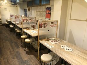 縦長の店内にテーブルがずらり！4～6名様向けテーブル席！