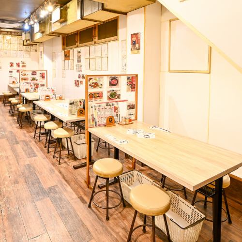 縦長の店内にテーブルがずらり！4～6名様向けテーブル席！