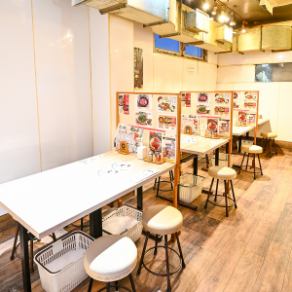 入口側4名様と2名様席♪