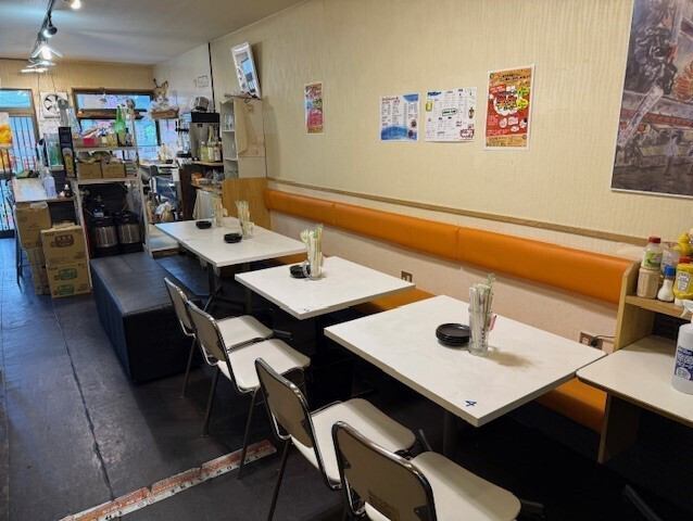 1階は店主との会話も楽しめる、お1人様大歓迎のカウンター席をご用意！可愛らしいメダカに癒されながら、お食事・お酒を楽しんで下さい。会社帰りのサク飲みや飲み足りない2軒目としてもご利用いただけますので、新感覚のお1人様時間をご堪能あれ♪横並びのお席となりますので周りを気にせずゆっくりとお過ごしいただけます
