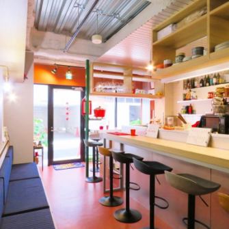ゆったりと座れるテーブル席は、友人との食事や会話を楽しみたい方におすすめ。人数やシーンに応じてレイアウト変更も可能で、女子会やちょっとした集まりにも対応します。カジュアルにくつろげる空間で、料理やドリンクを囲んでゆったり過ごせます。