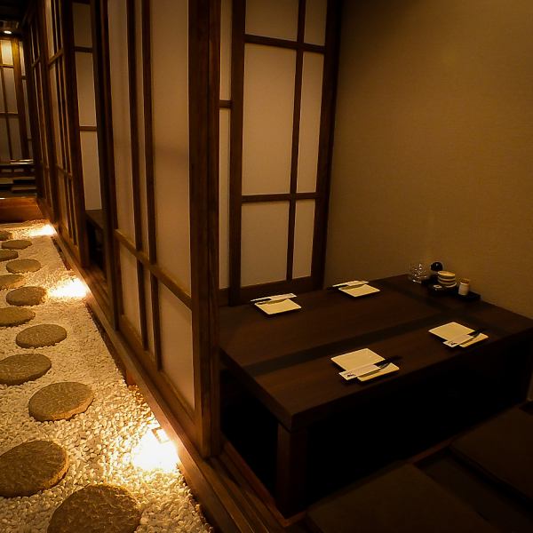 일본식 모던한 파고타타식 완전 개인실이 다채롭다! 4명/6명/12~25명과 다양한 개인실은 분위기 발군