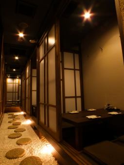 這是一個日式房間，有一個日式包房，由shoji隔開，具有現代感和私密感。