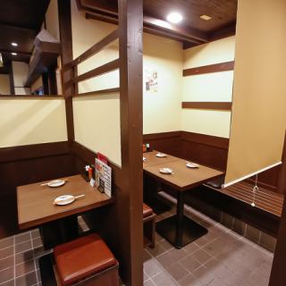 方便的桌椅,適合下班後小酌一杯,或與朋友小聚。座位還可以連接起來。