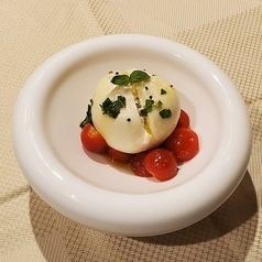 Whole! Luxurious Caprese with Burrata Cheese and Fresh Tomatoes