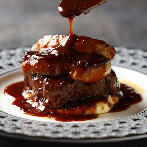 華やかなフレンチメニューを優雅なピアノの生演奏と共に♪