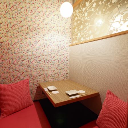 The L-shaped couple seat is very popular ♪ ◇ It is a semi-private room seat recommended for 2 people.The small private room seats are just the right size for two people to relax.You can order on the panel, so you can enjoy sake smoothly.Please feel free to make a reservation because it is a popular seat.