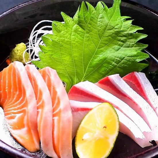 您可以享用各種海鮮，例如新鮮的生魚片和海鮮Ahijo，海鮮碗