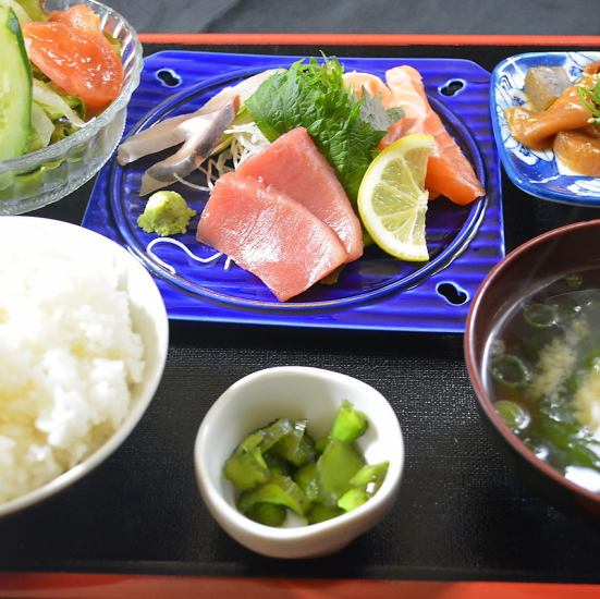 ランチタイム限定お刺身定食がおすすめ！他ランチメニュー多数！