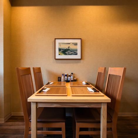 [Enjoy seafood in a wooden interior] As soon as you enter the restaurant, you'll feel the warmth of wood and the cleanliness of the space, and the aroma of seafood will waft through the air.Each table and counter also has its own tray, which makes it feel special and makes each dish look even more delicious!