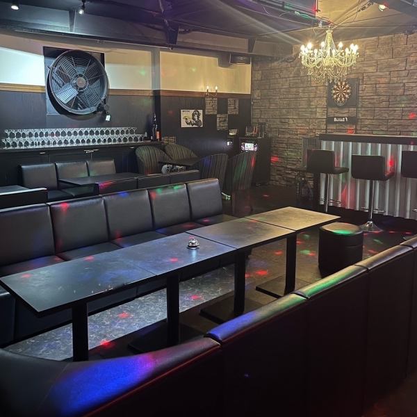 The black-based chic interior has sofa-type chairs and a luxurious chandelier.It's a stylish space, but at the same time, it's attractive that it's cozy and comfortable ◎ There are counter seats, table seats, stage and screen in the large room.You can also enjoy karaoke♪