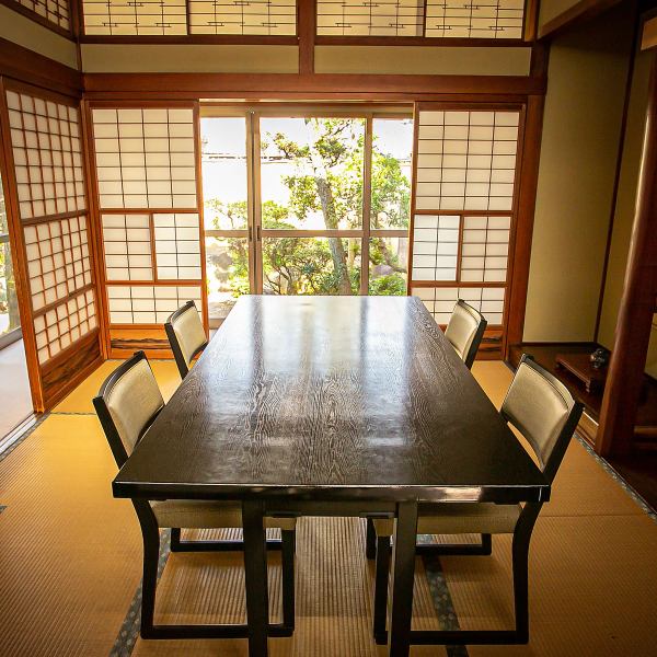 1階には座敷、2階には中広間や大宴会場をご用意しご披露宴からご法要の仕上げまで、あなた様のお座敷として広くご利用ください。全個室となっております。和食/飲み放題/会食/宴会/接待/デート/記念日/誕生日/鍋/鴨/定食/ランチ