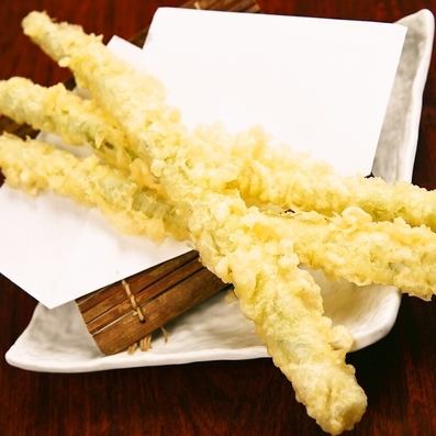 Whole tempura of green asparagus