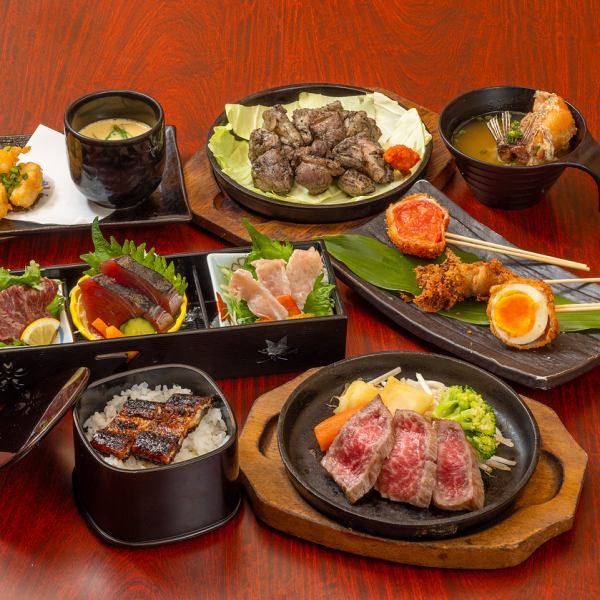 一人一盘，适合各种宴会◎6,000日元（含税），附有招牌陈年鳗鱼酱、当地鱼、当地鸡肉、和牛怀石料理以及2小时无限畅饮