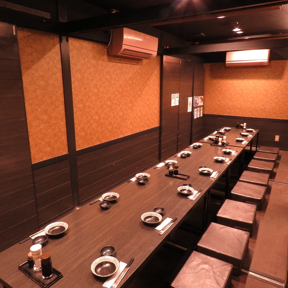 A medium-sized private room that can accommodate up to 12 people! Perfect for banquets and other occasions!