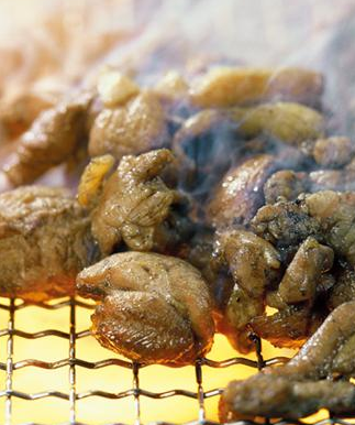 地鶏本来のコクと旨みを閉じ込め、炭火の香りを纏わせた逸品