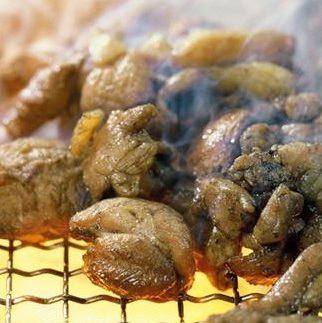 地鶏本来のコクと旨みを閉じ込め、炭火の香りを纏わせた逸品