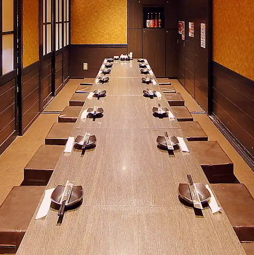 【完全個室席】完全個室は最大30名様までご利用可能です。会社宴会や歓送迎会、接待などの各種ご宴会におすすめです。ご予算に合わせて多くの飲み放題付きコースをご用意しておりますので、お気軽にお問い合わせください。請求書でのお支払いもご対応しておりますので、お気軽にご相談下さいませ。