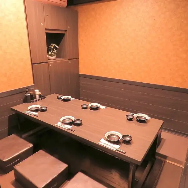 【掘りごたつ席】足元掘りごたつ席でゆったりとお寛ぎ頂ける掘りごたつ個室をご用意しております。少人数からご利用OK！また、貸切は最大45名迄ご利用頂けますので、お気軽にお問い合わせください。各種クレジットカードを取り扱っております。皆様のご来店を心よりお待ちしてます。