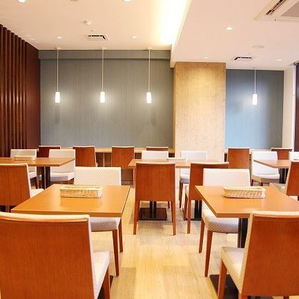 木製の家具で統一された温かみのある店内。時間を忘れ、ゆったり落ち着いてお食事をお楽しみいただけます。テーブルを繋げて大人数の宴会席に早変わり！宴会も大歓迎です♪20名様から貸切可能となっており最大42名様までご利用いただけます。歓迎会や結婚式の二次会、打ち上げにもおすすめです