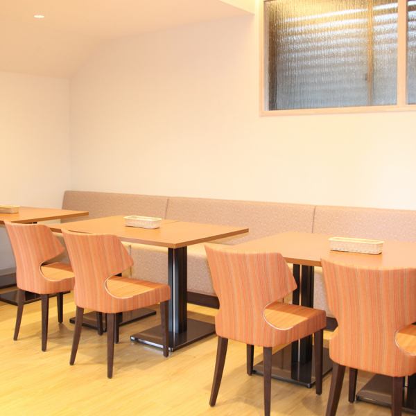 片側ソファ席もあります。女子会や婦人会、ご友人同士のお食事におすすめです！事前にお問い合わせいただければメッセージプレートもご用意可能です◎誕生日や記念日を更に素敵な思い出に♪ランチには品数豊富なビュッフェを実施しております。お料理自体もボリュームがありお腹いっぱいお楽しみいただけます。
