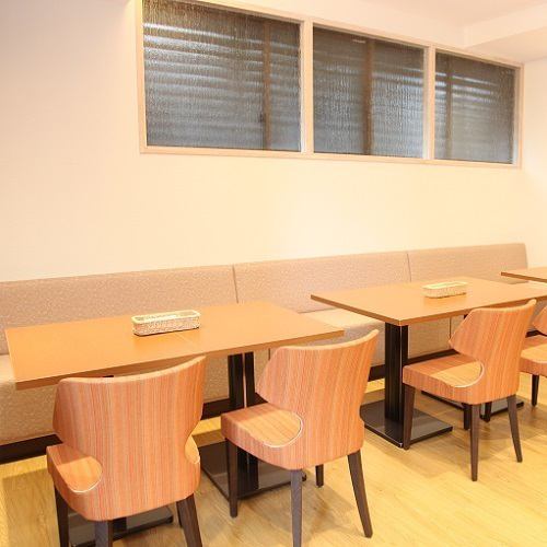 ゆっくりおくつろぎいただけるようソファー席もございます。ランチはビュッフェ形式で、幅広い料理をお楽しみいただけます。ご家族でのご利用やデート、会社宴会など様々なシーンでご利用ください。