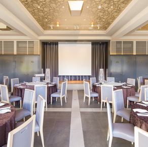 Maximum of 120 people for standing meals.During standing meals, food is served buffet style.