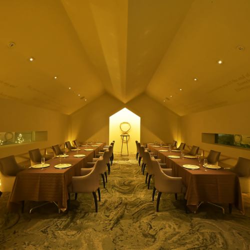 两个私人场地可供出租。该场地最多可容纳 20 人。我们提供与大型场地相同的计划。参与人数没有最低限制,请随时联系我们。