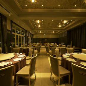 我们拥有举办派对和宴会所需的所有设备,包括舞台、麦克风和投影仪。我们还可以提供铁板车,您可以在那里欣赏厨师在您面前烹饪,或者享用寿司自助餐。