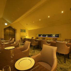 酒店还设有一个宴会厅,最多可容纳 20 人。这是一个完全私密的空间,可以专租,非常适合招待客人和各类公司宴会。我们将以优质的服务和美食为您的宴会增添色彩。