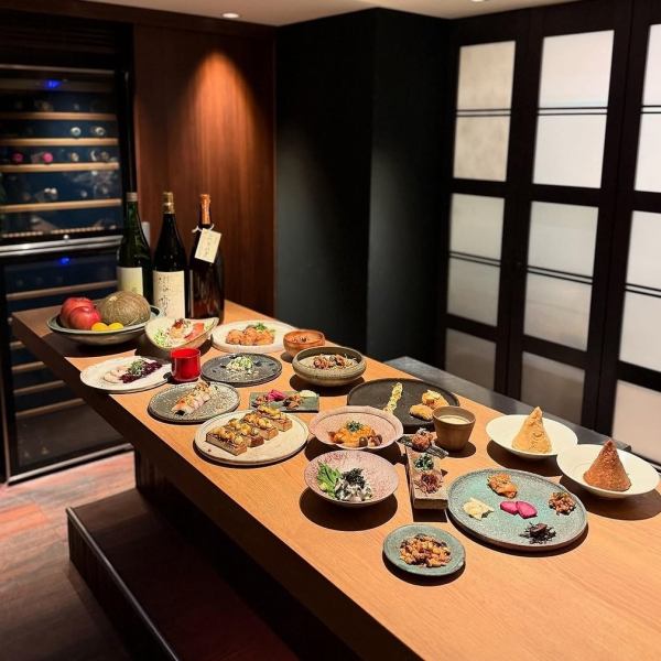 TSUBAKI 코스 : 소금 누룩에 넣은 수국과 발효 조미료를 사용한 전채 등 신체 친화적 인 요리를 제공합니다.