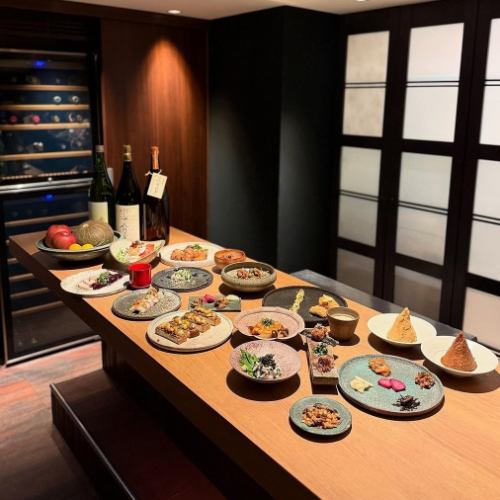 TSUBAKI 코스 : 소금 누룩에 넣은 수국과 발효 조미료를 사용한 전채 등 신체 친화적 인 요리를 제공합니다.