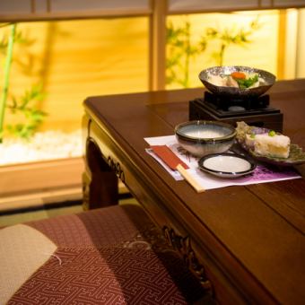 There are four tatami rooms with seating for four or eight people.The tatami seats can be connected and expanded to accommodate up to 32 people.