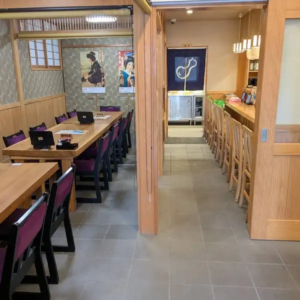 1階フロアは完全禁煙となっており、クリーンな環境でお食事をお楽しみいただけます。お一人様でも気兼ねなく過ごせるカウンター席は、サク飲みやラーメン利用にもおすすめ。もちろん、少人数での飲み会に最適なテーブル席もご用意しております。ふらっと立ち寄りやすい雰囲気ですので、日常使いにぜひどうぞ。